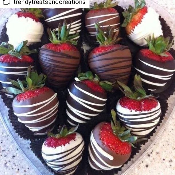 (12) Chocolate Covered Strawberries